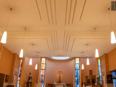 ...un ampio spazio con pareti rosa e soffitto bianco piano modellato a m� di croce... 

